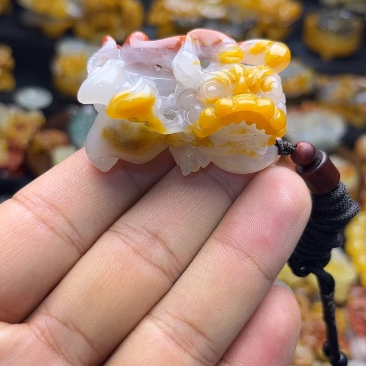 石英质玉（黄龙玉）未镶嵌颈饰