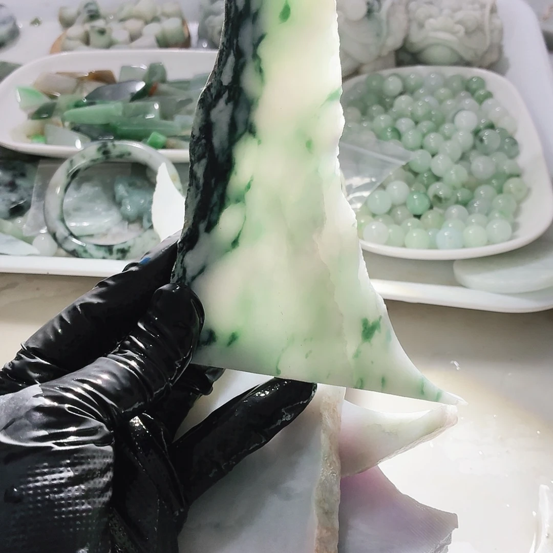 翡翠未镶嵌颈饰边角料