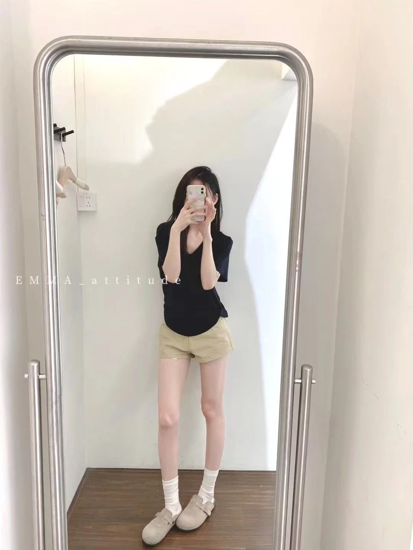 2025夏季新款黑色V领正肩短袖t恤女减龄上衣百搭高腰显瘦休闲短裤