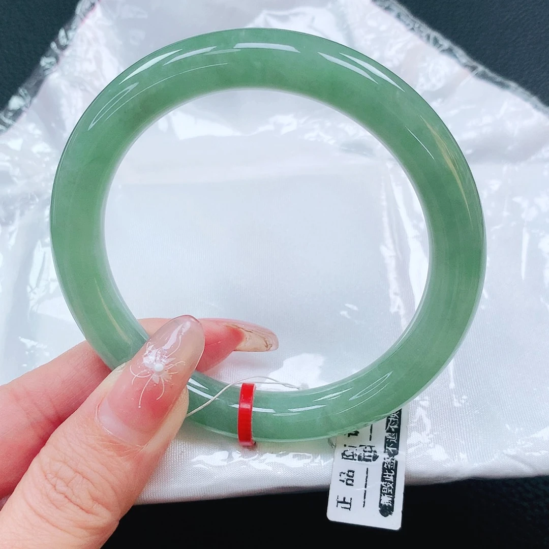 翡翠手镯未镶嵌56圈