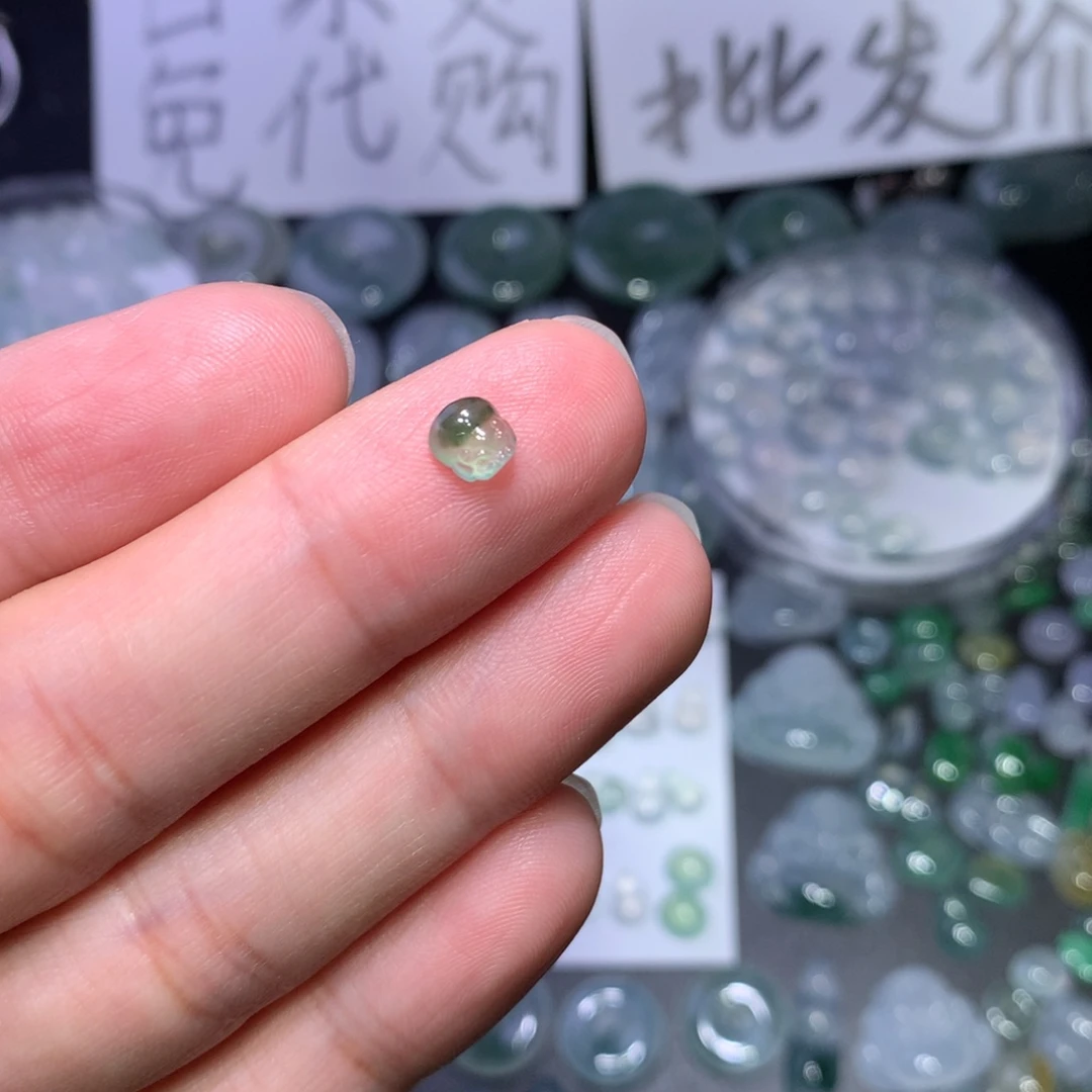 翡翠未镶嵌颈饰金蟾