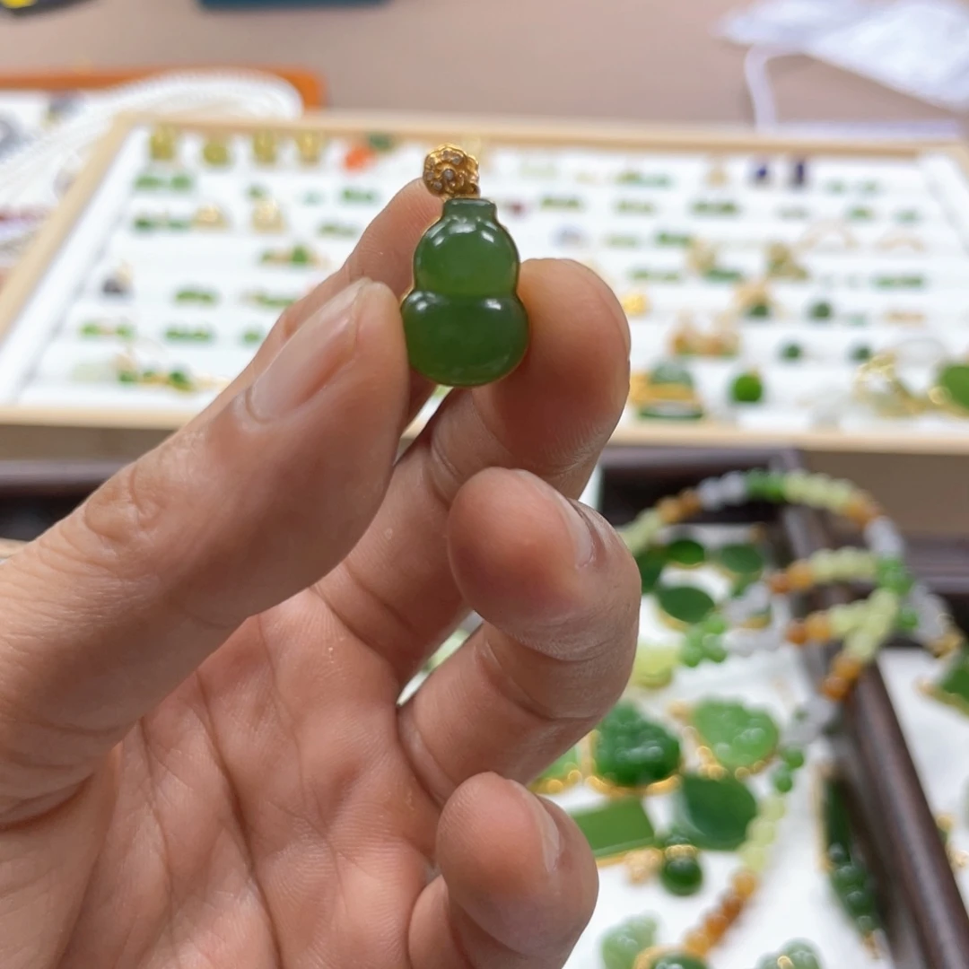 18K金镶嵌和田玉耳饰