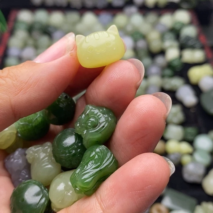 红***豆和田玉未镶嵌颈饰