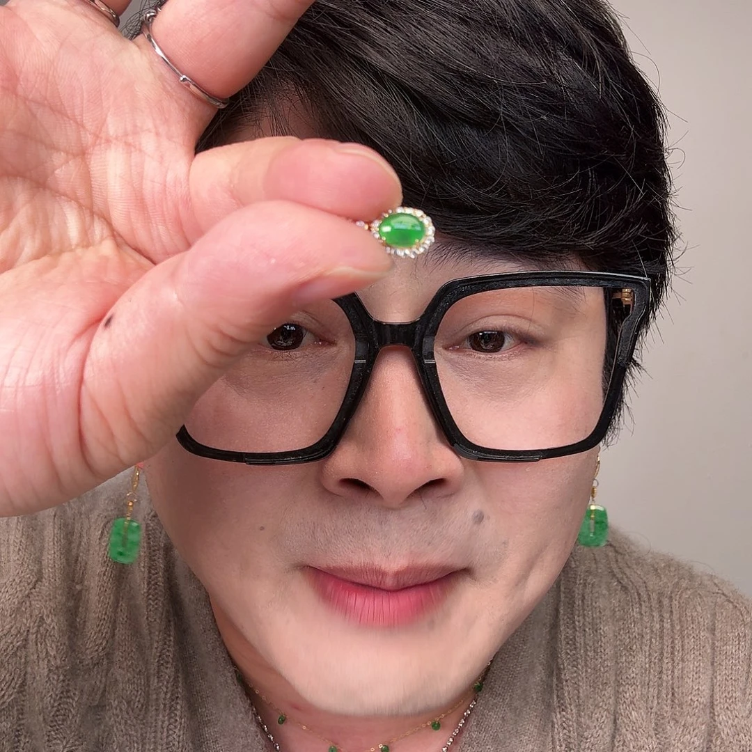 翡翠未镶嵌颈饰一件