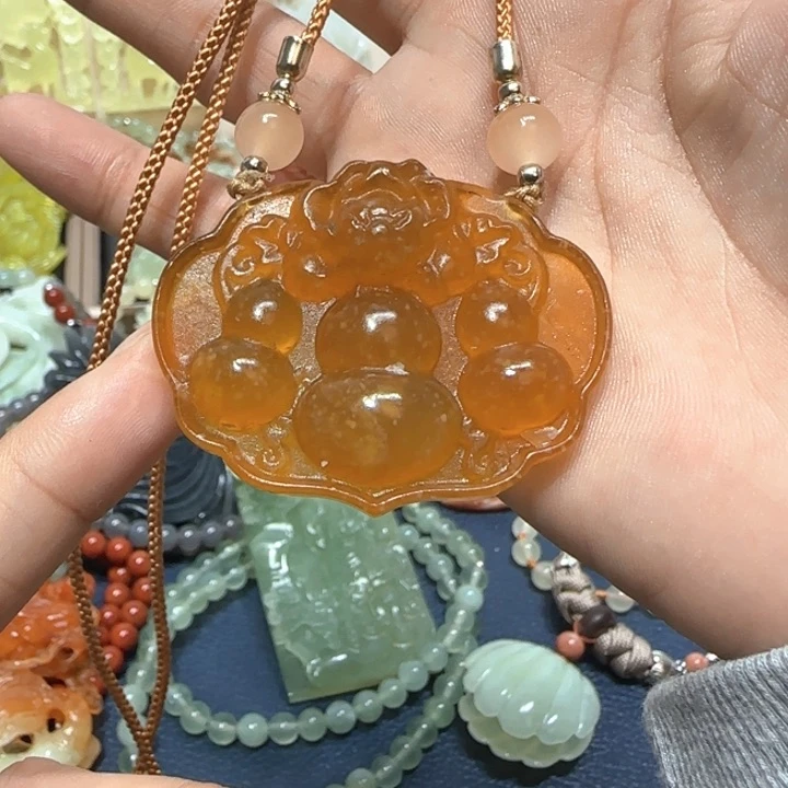 未镶嵌蛇纹石玉吊坠