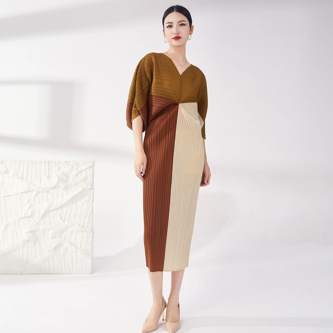 新款连衣裙中长款高档女装气质蝙蝠袖三宅设计感小众开叉长裙子女