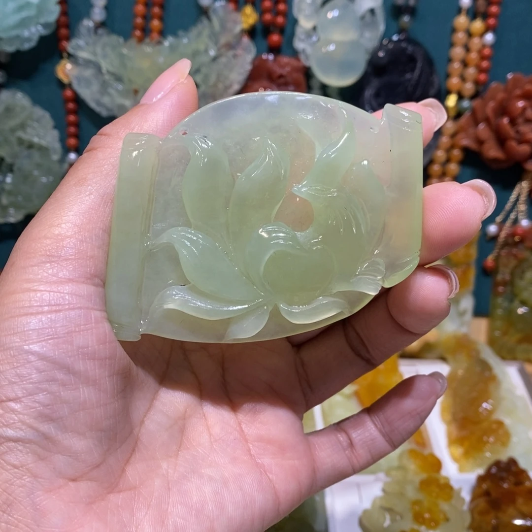 蛇纹石玉未镶嵌颈饰