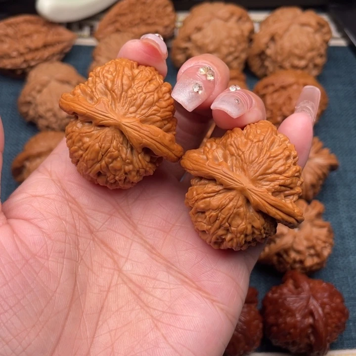 文玩核桃把件40红皮球白。