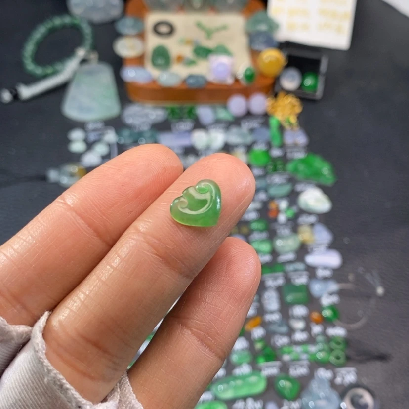 【闪购商品】翡翠挂件未镶嵌如意