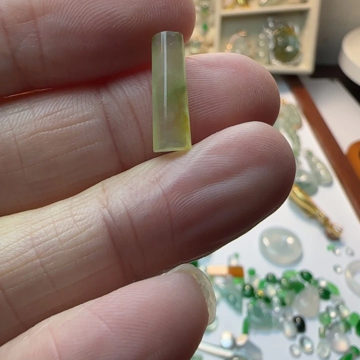 翡翠裸石有小纹裂，能接受