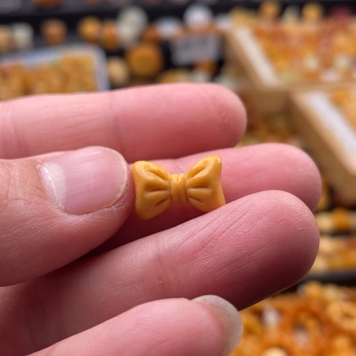 石英质玉（缅黄）颈饰未镶嵌多*