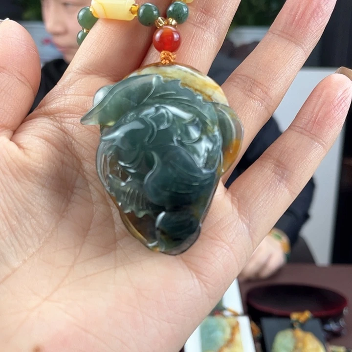 蛇纹石玉颈饰未镶嵌