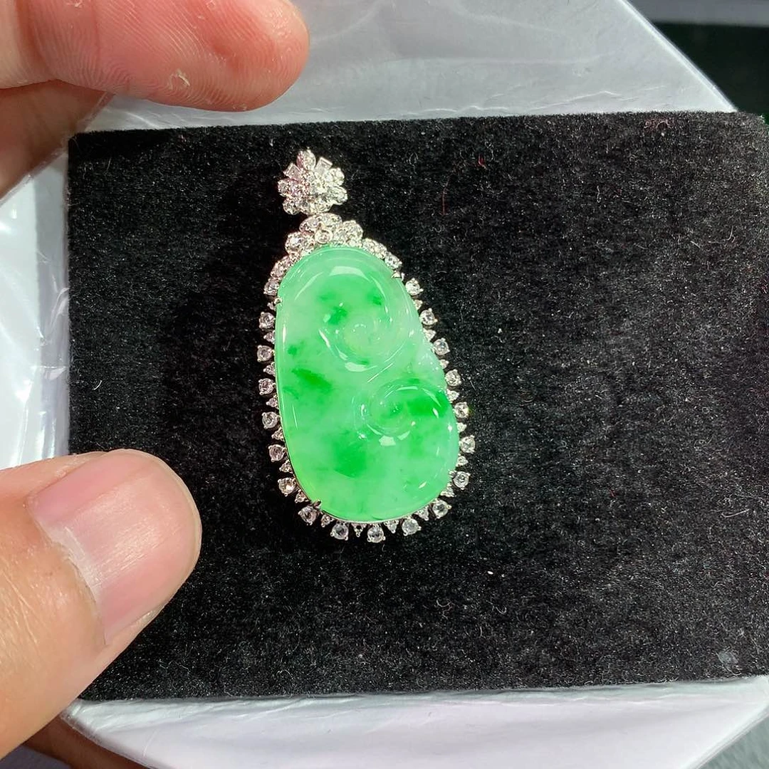 翡翠吊坠(赠链)18K金镶嵌