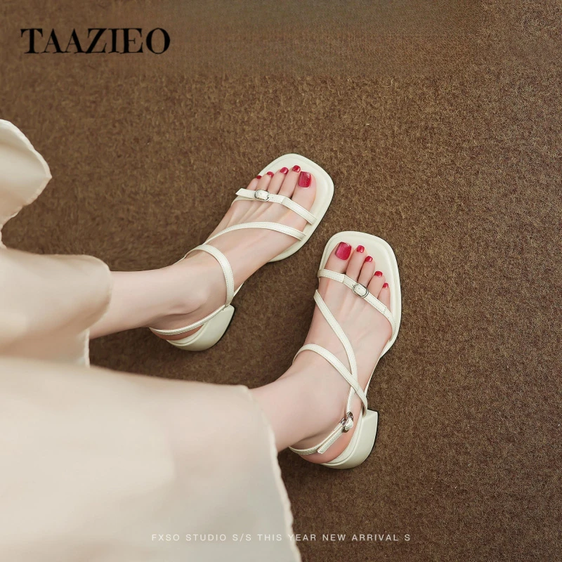 TAAZIEO羊皮版外穿夹趾粗跟凉鞋女2025新款金属扣一字带跟鞋时尚