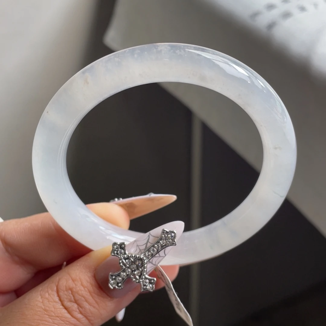 翡翠未镶嵌手镯白冰起光圆条手镯