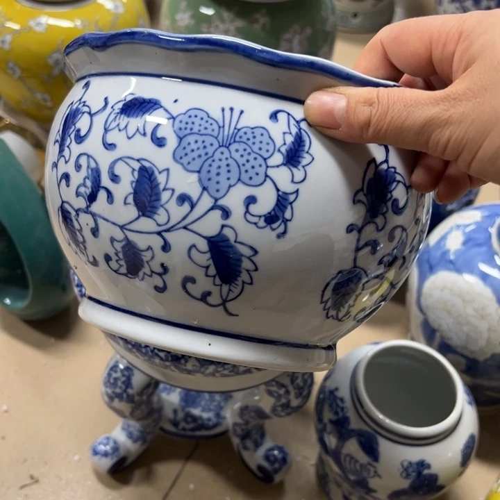 微瑕陶瓶。。。。。。。。。底有裂。。。。。。。。。。。