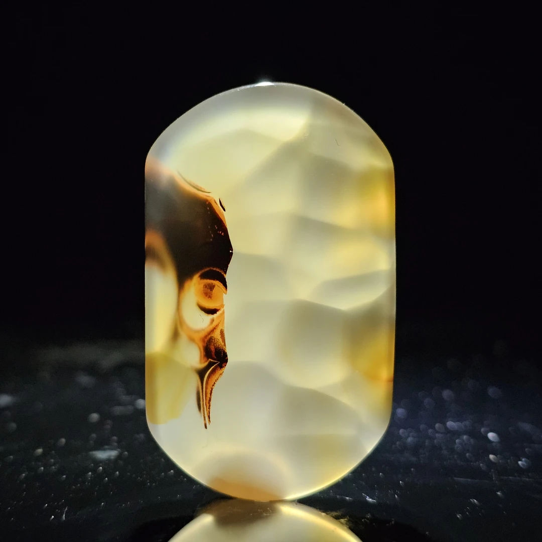 象形图案方牌颈饰