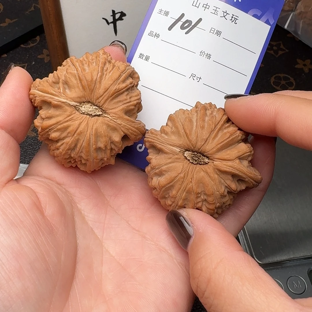 文玩核桃把件45.5球白101