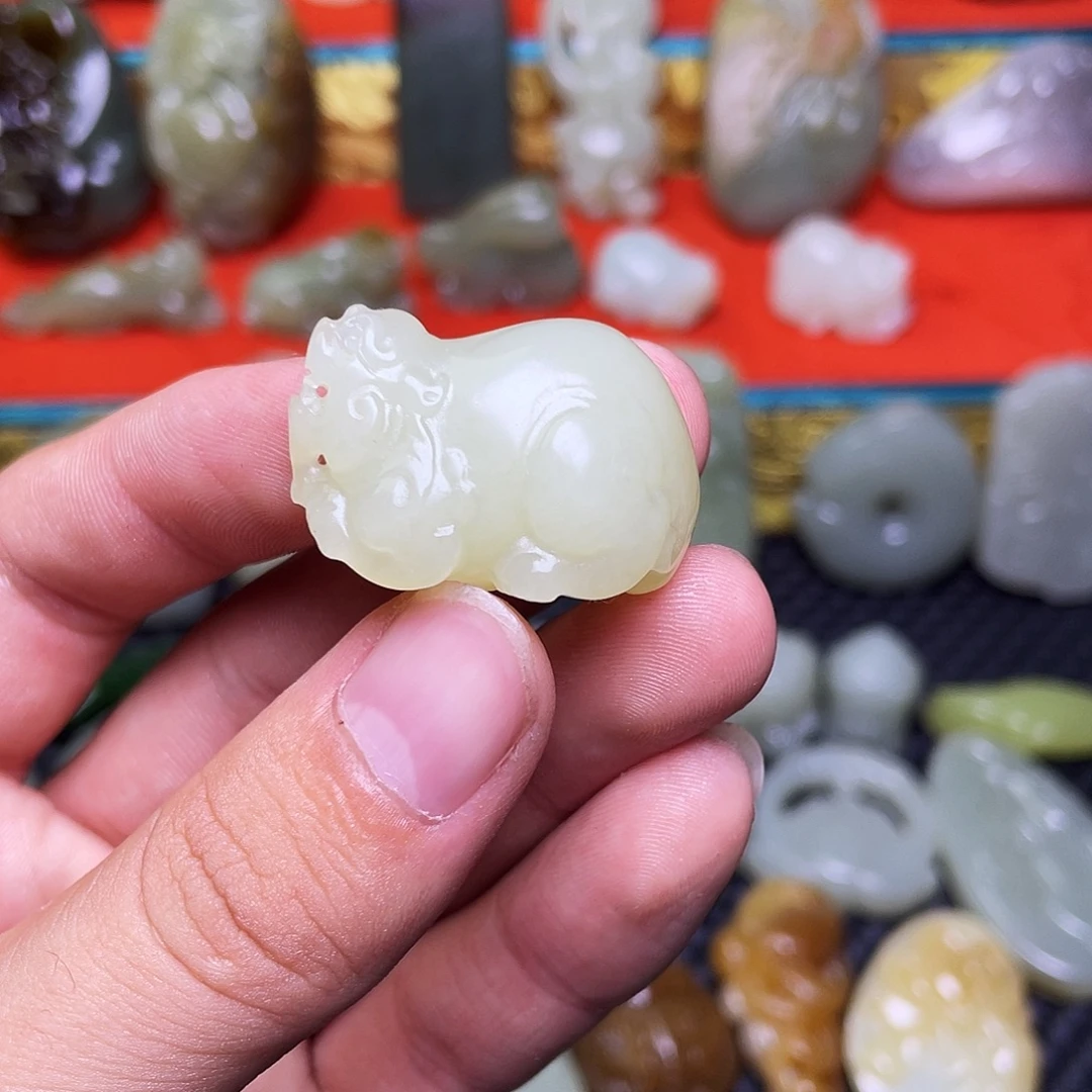大***虎和田玉未镶嵌颈饰