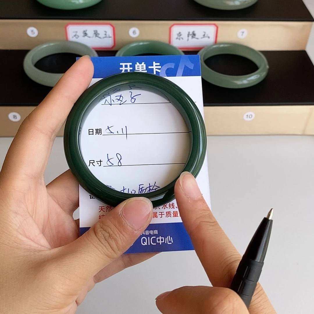 石英质玉手镯未镶嵌糖****?