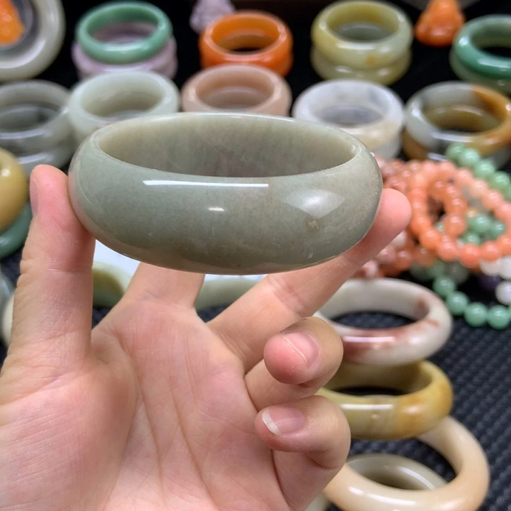 石英质玉手镯未镶嵌