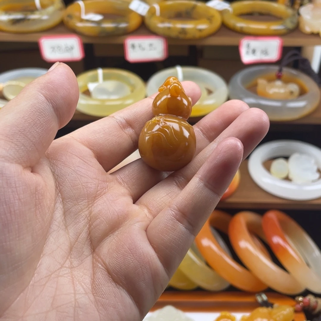 未镶嵌石英质玉（黄龙玉）颈饰葫芦