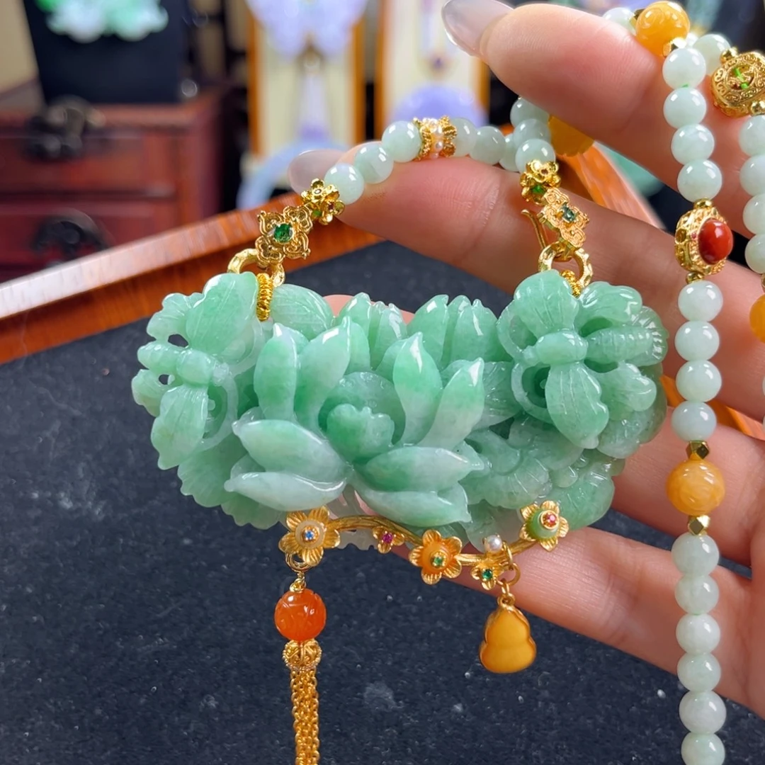 翡翠未镶嵌颈饰莲花