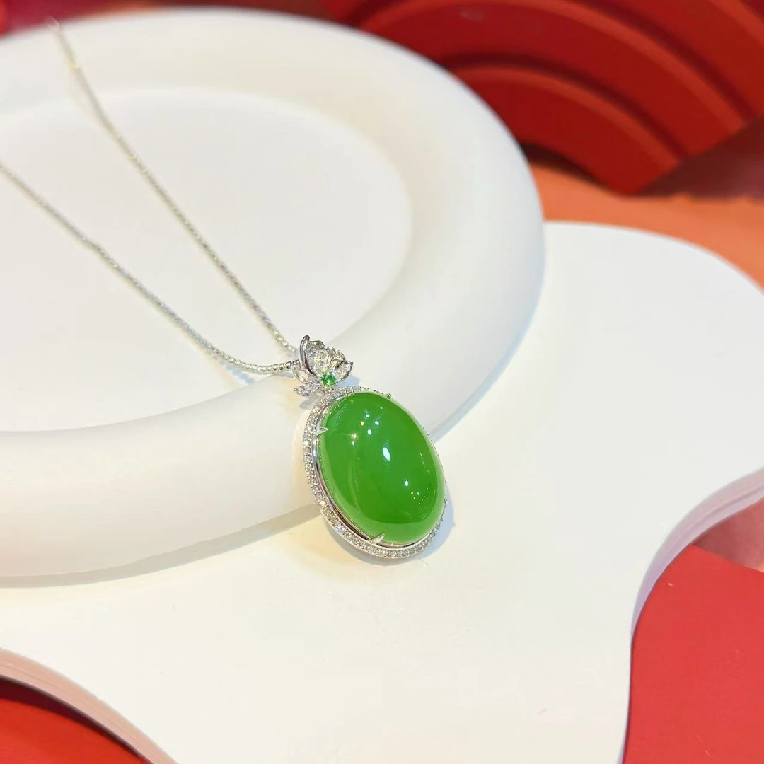 【红娘子】18K金蝴蝶镶嵌16*22mm和田玉苹果绿大旦面HNZ9063