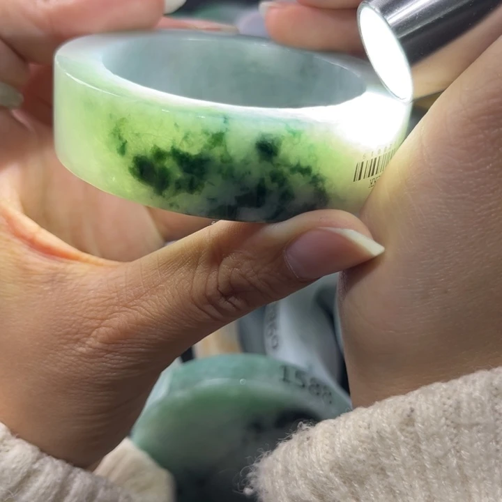 定制翡翠未镶嵌手镯