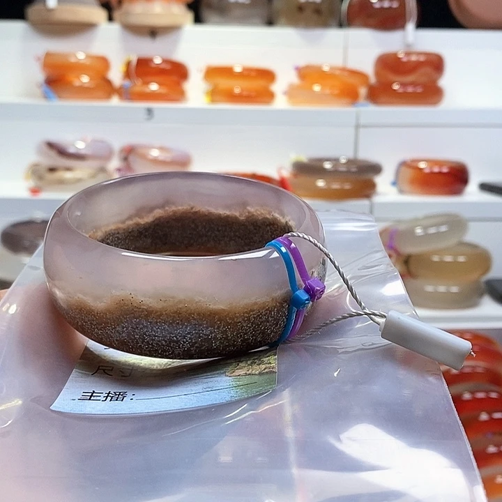 珊***珊玛瑙/玉髓未镶嵌手镯圈口63俏色扣手