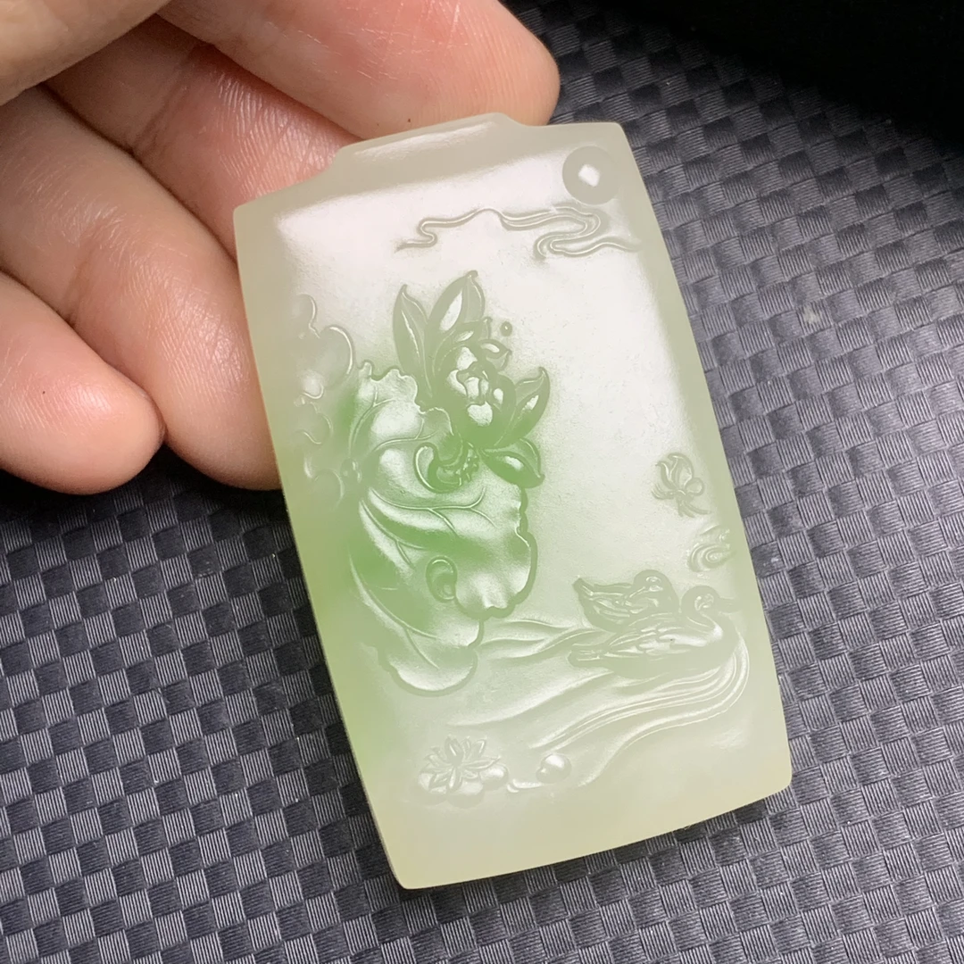 和田玉翠青荷花牌吊坠