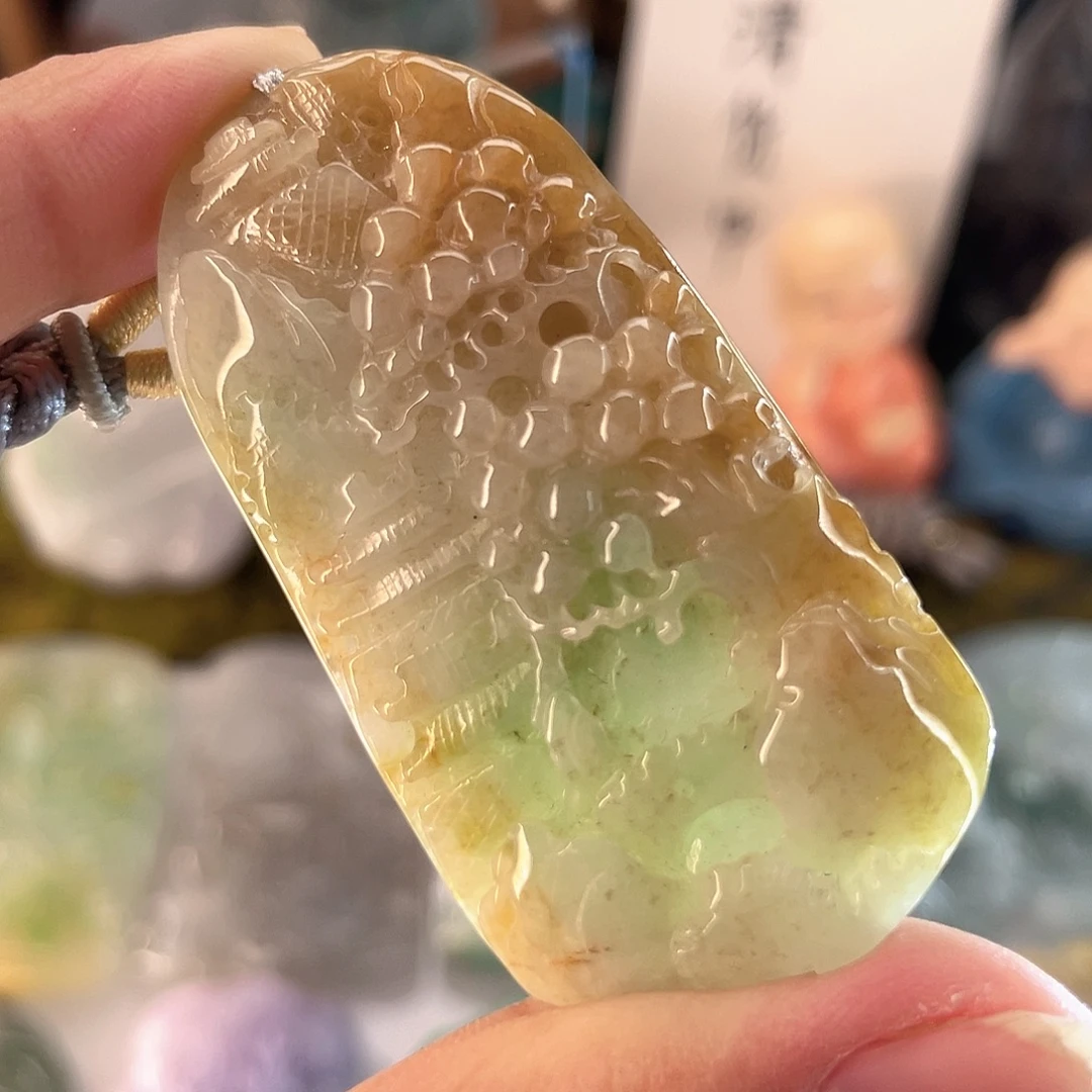 翡翠未镶嵌颈饰山水