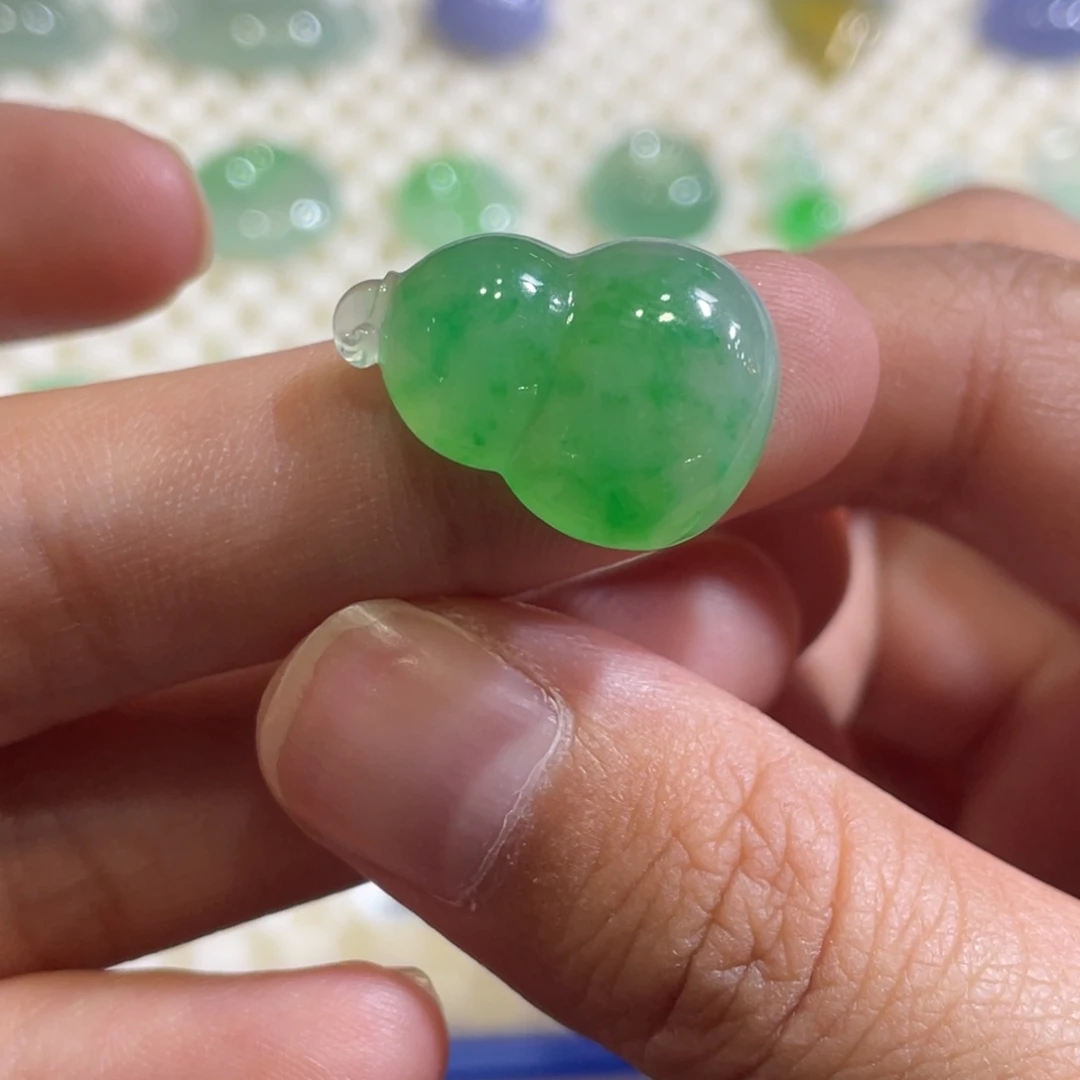 翡翠未镶嵌颈饰葫芦