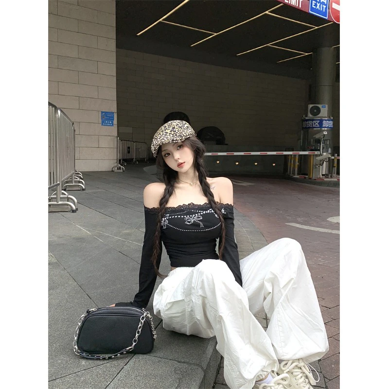 一字领黑色印花长袖T恤女秋季蕾丝拼接紧身修身辣妹短款露肩上衣