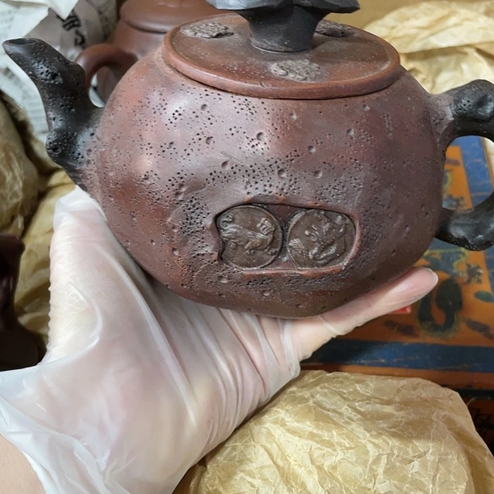 紫砂茶壶原矿泥料，手工制作的一把紫砂壶。