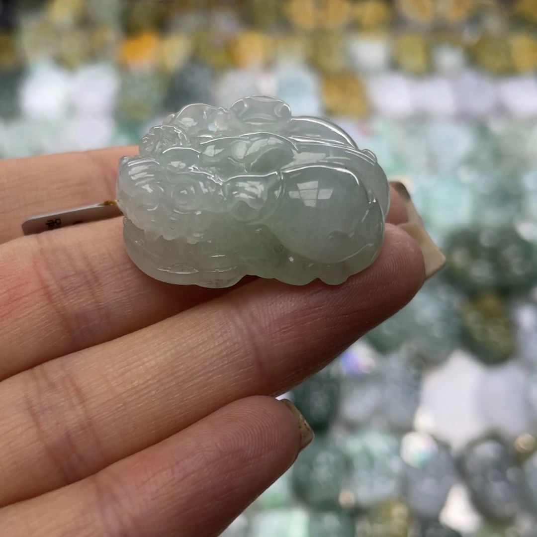 翡翠未镶嵌颈饰貔貅