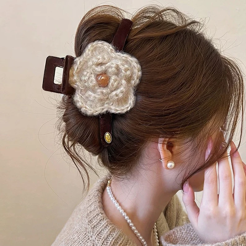毛线花朵头发抓夹女2025新款鲨鱼夹AB面发夹后脑勺秋冬发饰高级感