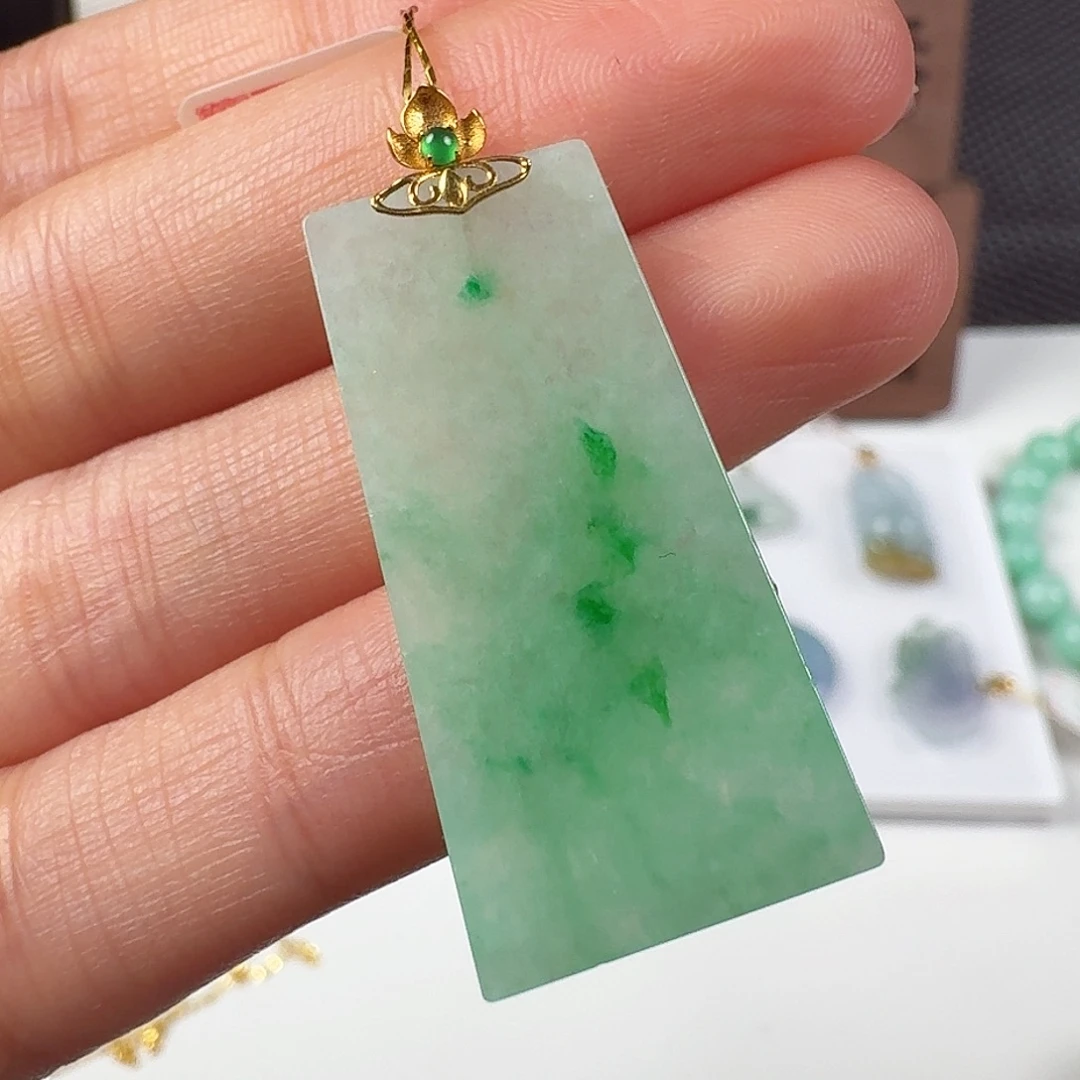 翡翠18K金镶嵌颈饰