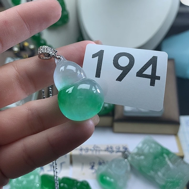 吊坠(赠链)未镶嵌翡翠
