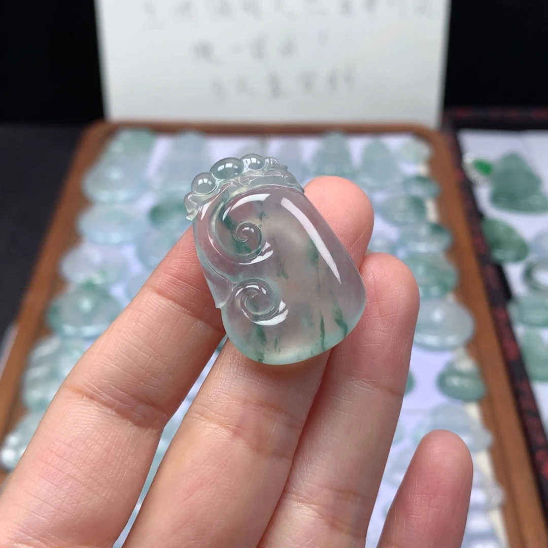 颈饰未镶嵌翡翠冰种飘花如意