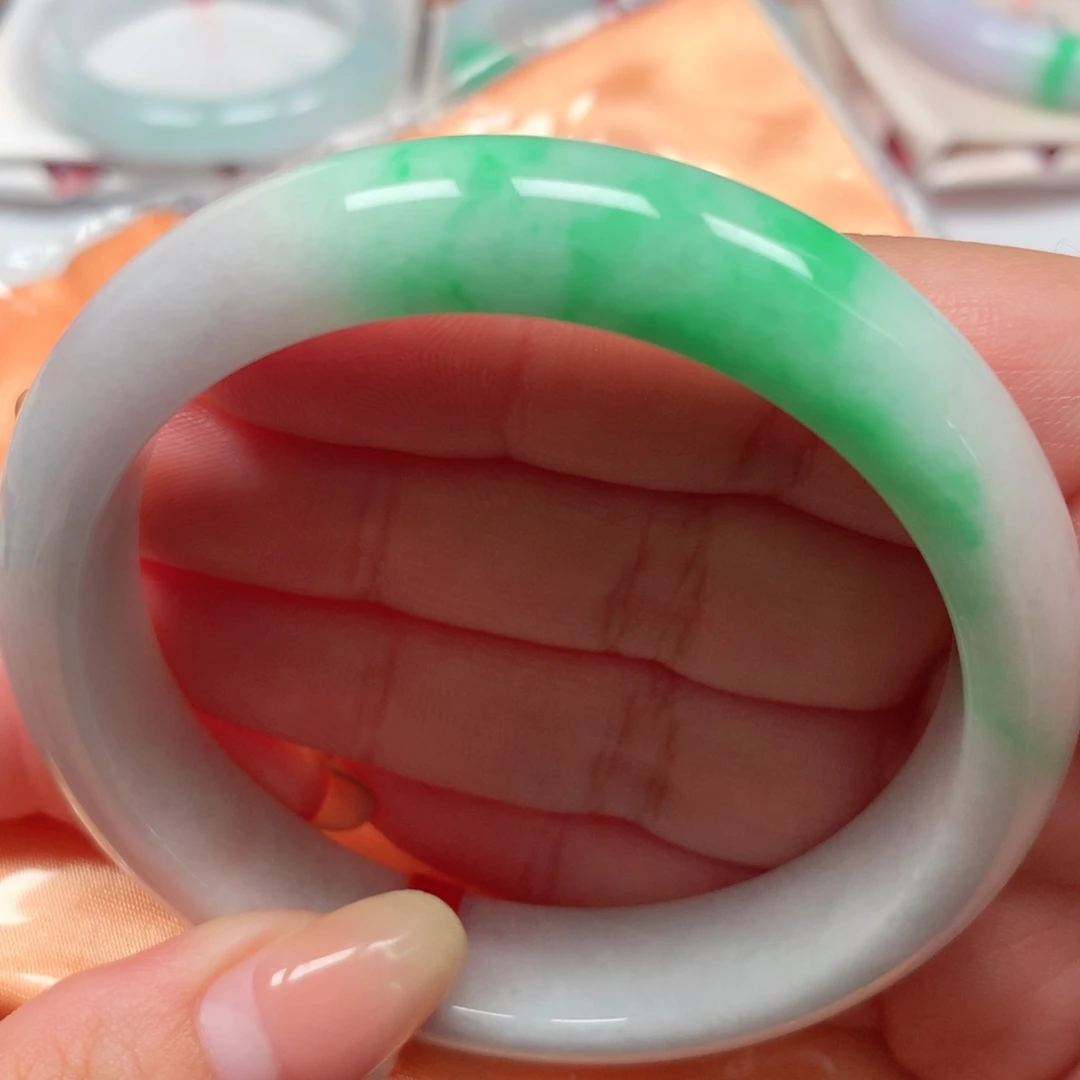 翡翠未镶嵌手镯18阳绿 白底青