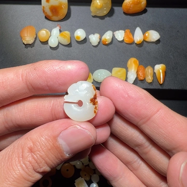 和田玉颈饰未镶嵌行****者