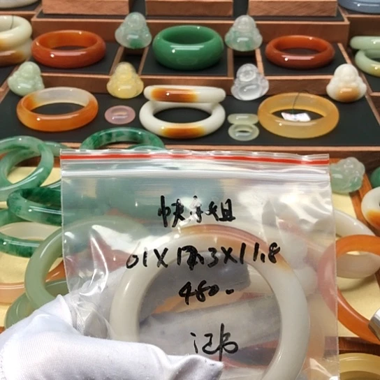 木***子未镶嵌手镯石英岩玉
