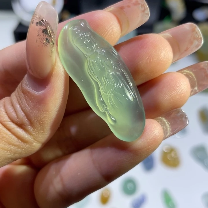 翡翠未镶嵌颈饰观音