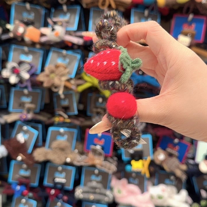 深色草莓电话线一个