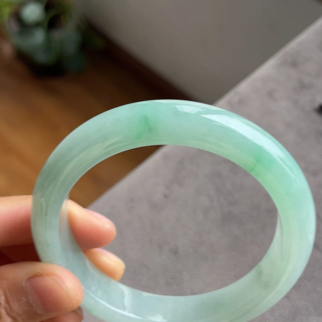 翡翠未镶嵌手镯甜绿