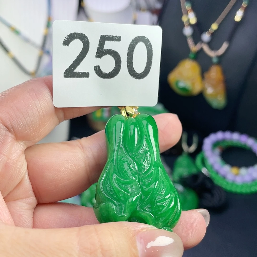 翡翠未镶嵌吊坠(赠链)