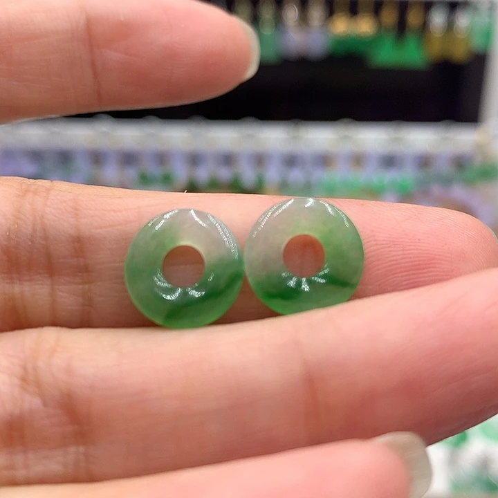 翡翠未镶嵌耳饰的