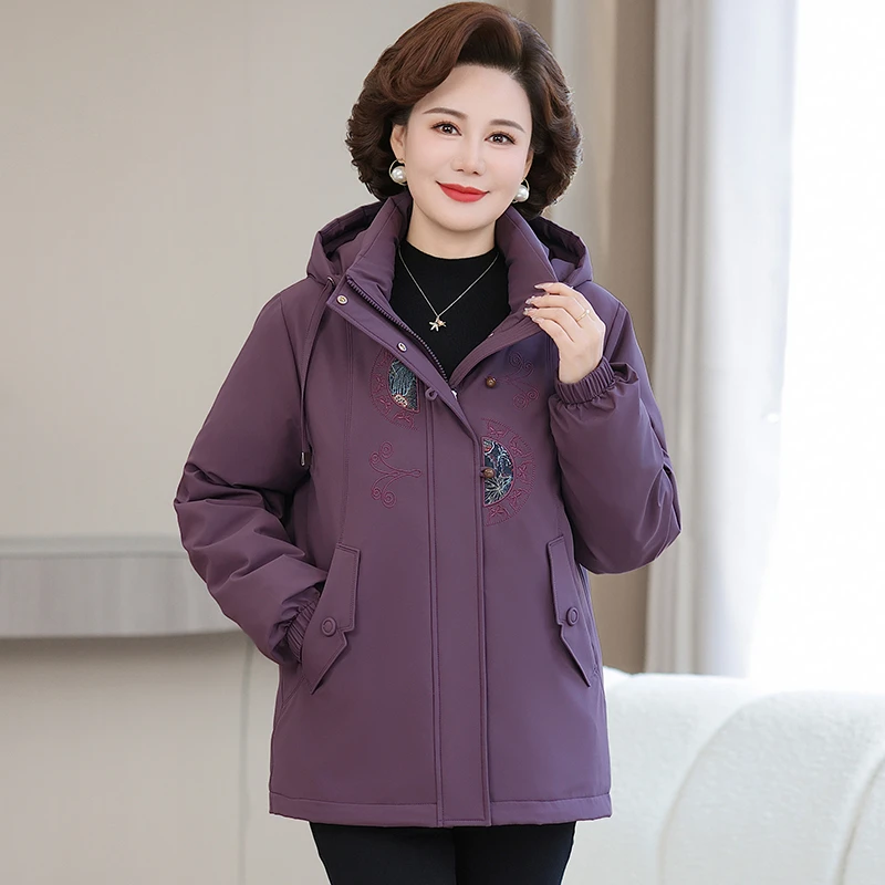中老年妈妈羽绒服女短款国风刺绣奶奶款加厚保暖冬装洋气时尚外套