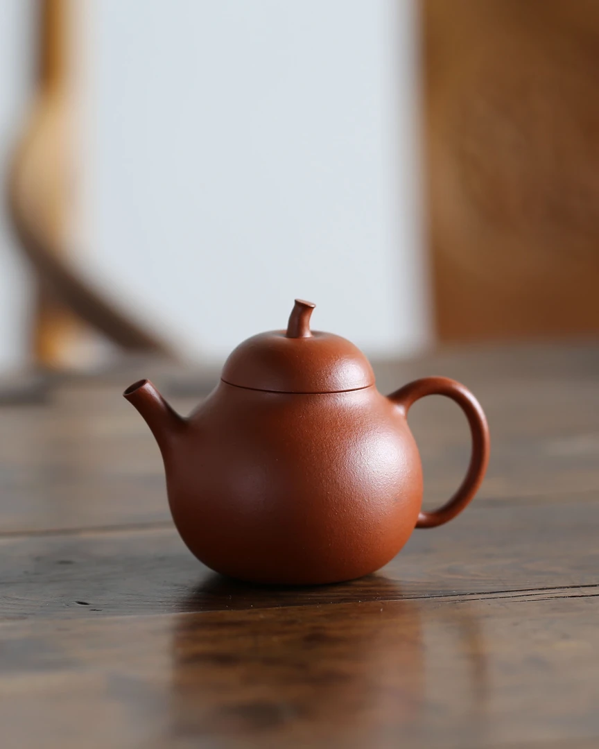 【薄胎生砂朱泥】“香玉堂”款 手工精制《香瓜》宜兴紫砂壶 110cc